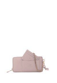 Portafoglio in pelle rosa chiaro con chiusura a zip, tracolla in catena dorata e scomparti per carte. Include un porta carte in alto con dettaglio in rilievo.