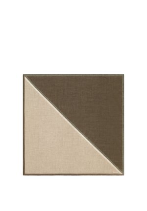 Foulard carré avec un motif diagonal bicolore, une moitié beige et l'autre marron, texture subtilement visible sur le tissu.
