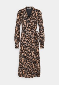 Svart omlottklänning med långa ärmar som har ett rosa blommönster. Tillverkad av mjukt tyg, har den en knytning i midjan och en V-ringning.