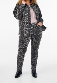Leopardenmuster Hemd und Hose Set in Grau und Schwarz. Das Hemd hat eine lockere Passform und Taschen; kombiniert mit einem hellrosa Oberteil und schwarzen Stiefeletten.