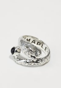 Bague en argent en forme de serpent avec un design texturé, dotée d'une pierre précieuse noire en accent. À l'intérieur gravée "MAPLE."