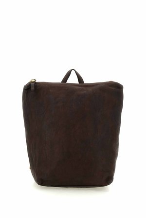 Zaino in pelle marrone scuro con manico superiore e chiusura a cerniera su sfondo bianco.
