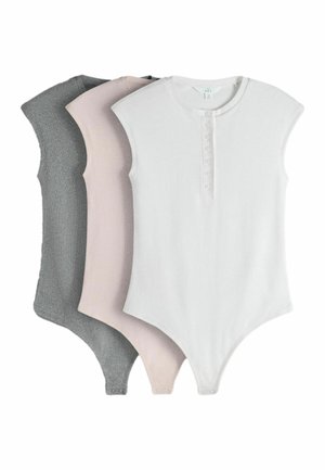 Trei body fără mâneci cu dungi, în gri, roz deschis și alb, fiecare cu nasturi în față și capse la zona inghinală.