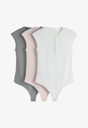 Tres bodys sin mangas con acabado acanalado en gris, rosa claro y blanco, cada uno con cierre de botones en la parte frontal y cierres de presión en la entrepierna.