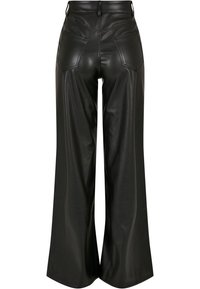 Pantalon noir taille haute à jambes larges en similicuir avec poches arrière et passants pour ceinture, vu de dos.
