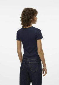 Vero Moda VMCHLOE SHORT TOP - Βασικό μπλουζάκι - navy blazer