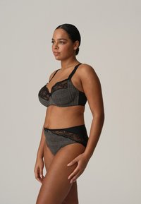 Zwart en grijs geruite lingerieset met kantaccenten. De beha heeft beugel en verstelbare bandjes; de high-waisted slipjes hebben een kanten rand.