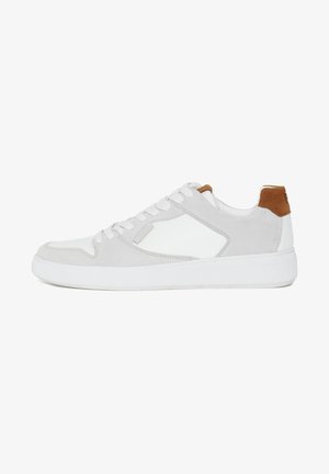 Grijze suède en witte leren sneakers met witte rubberen zolen, voorzien van een bruine suède hakaccent en klassieke veters.