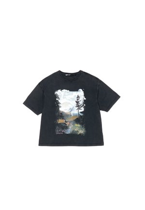 T-shirt in cotone nero con stampa grafica a tema natura raffigurante montagne, alberi e un cervo, maniche corte e colletto tondo.
