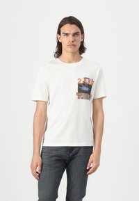 TOM TAILOR DENIM T-shirts med print - gardenia white