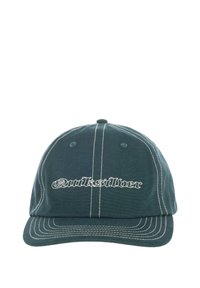 Casquette de baseball en tissu vert avec des surpiqûres blanches et un logo "Quiksilver" brodé à l'avant, dotée d'un visière incurvée et d'une sangle réglable.