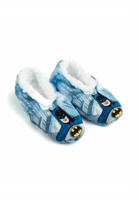 Pantofole a tema Batman realizzate in morbido tessuto, con un design blu e grigio, dotate di un morbido rivestimento bianco e un'immagine di Batman sulla parte anteriore.