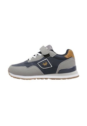 Zapatillas deportivas con una parte superior en azul marino y gris, materiales sintéticos, cordones blancos, correas de Velcro y acentos en contraste color marrón.