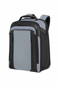 Zaino nero e grigio chiaro a forma rettangolare, realizzato in tessuto resistente, con molteplici scomparti con zip e spallacci imbottiti.