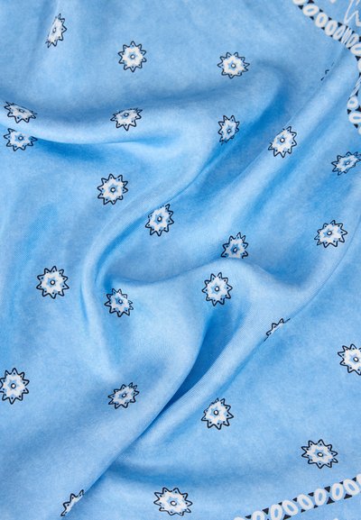 Υφασμα ανοιχτού γαλάζιου με μικρά λευκά και σκουρογάλαζα λουλουδένια σχέδια και μερικό λευκό σχεδιασμό περιμετρικής βρόχου, που δείχνει απαλά πτυχώσεις.