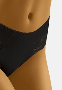 Zwarte slipjes van gladde stof, met een kanten detail aan de zijkant. Het ontwerp is naadloos met een gematigde taille.