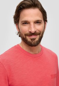 s.Oliver MIT LABEL - T-Shirt basic - hellorange