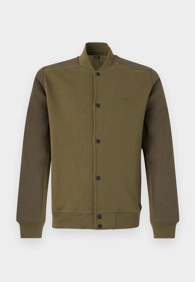 Bomber μπουφάν σε ελιά με σκούρα πράσινα μανίκια, κουμπιά κουμπώματος στο μπροστινό μέρος και ριμπ μανσέτες στον γιακά, τα μανίκια και το τελείωμα.