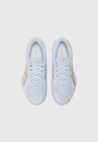 Helle blaue Sportschuhe mit einem Mesh-Obermaterial, runder Zehenpartie, Schnürverschluss, goldenen und weißen Akzenten sowie einer strukturierten Sohle für besseren Grip.