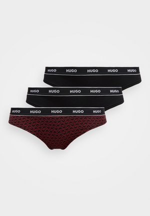 Τρία ζευγάρια εσώρουχα: δύο μαύρα και ένα κόκκινο με σχέδιο καρδιάς. Όλα διαθέτουν μαύρη μέση με την επιγραφή "HUGO" σε λευκά γράμματα.