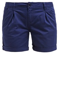 Shorts bleu marine à ourlet roulé avec des plis à l'avant, poches latérales, passants de ceinture et fermeture par bouton à la taille.