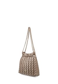 Sac à main beige matelassé avec un haut froncé, des sangles en chaîne et une texture lisse. Présente des finitions en métal doré et un accent logo.