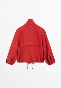 Rode lange mouwen jas met hoge kraag, elastische manchetten en zoomkoord, gezien van achteren tegen een witte achtergrond.