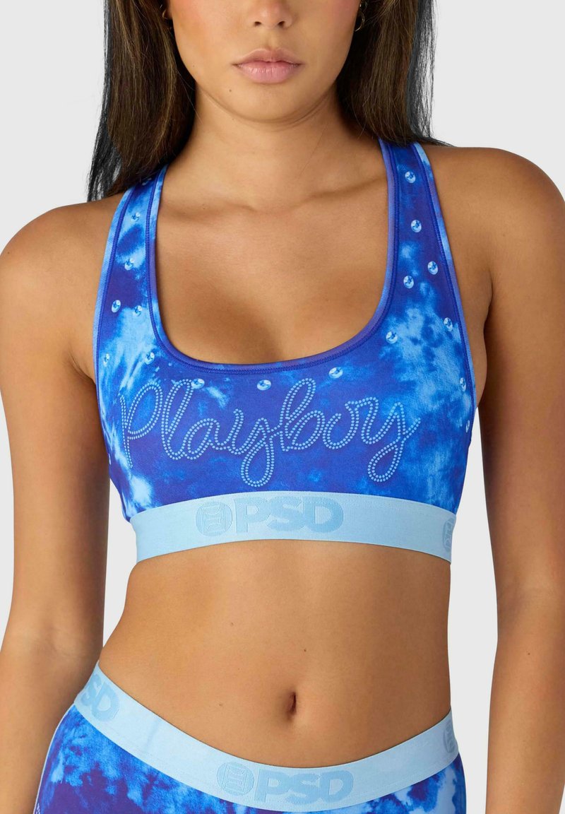 Sinise sinine tie-dye spordirinnahoidja, millel on ümmargune kaelus, kaunistatud "Playboy" logoga ja kerge sinine elastne riba brändingu kujutisega.
