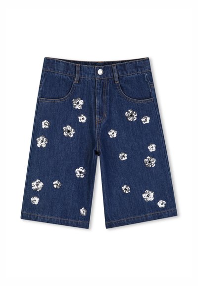 Shorts en denim bleu foncé avec des motifs floraux en sequins argentés, dotés de poches avant et d'une fermeture à bouton à la taille.