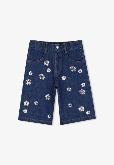 Shorts en denim bleu foncé avec des motifs floraux en sequins argentés, dotés de poches avant et d'une fermeture à bouton à la taille.