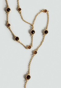 Zlatý náhrdelník s striedavými hnedými drahokamami, kruhovými puzdrami, textúrovanými článkami a hladkým povrchom.