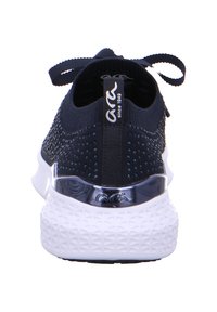 Schwarze Strick-Sneaker mit einem Obermaterial aus Mesh, weißer strukturiertem Sohle, gepolstertem Kragen und markiertem schwarzen Fersenelement. Verfügt über eine flache Schnürung.