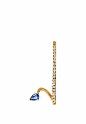 Pendiente de oro con una línea vertical de pequeños diamantes y una extensión curva que sostiene un único zafiro azul en forma de pera.