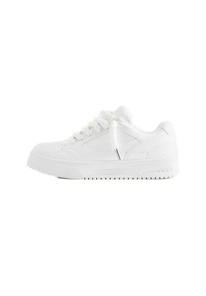 Baskets blanches basses avec semelle épaisse, bout perforé et lacets torsadés, vues de côté sur fond blanc.
