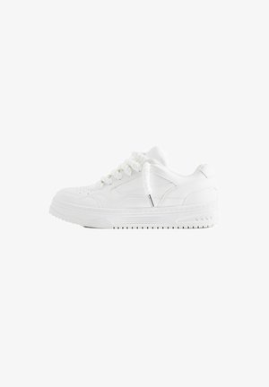 Baskets blanches basses avec semelle épaisse, bout perforé et lacets torsadés, vues de côté sur fond blanc.