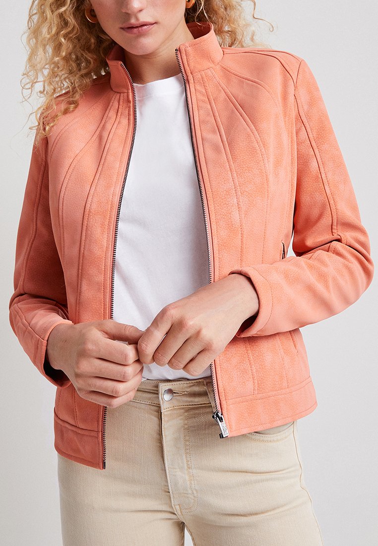 Desigual Imitatieleren jas koraalrood Desigual Imitatieleren jas koraalrood