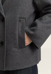 Grijze wolmix blazer met een getailleerde snit, grote knopen, een patchzak en een zachte textuur, met een ontspannen mouwontwerp.