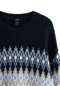 Maglione blu navy con motivo lavorato a maglia in bianco, azzurro chiaro e grigio, con scollatura a girocollo e etichetta della taglia "S" di Lindex.