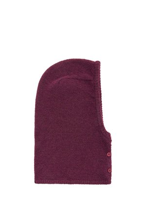 Cagoule bordeaux tricotée avec un dessus arrondi et trois boutons assortis le long d'un côté pour la fixation.