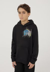 Felpa nera con cappuccio realizzata in un misto di cotone, caratterizzata da una grafica di un controller di gioco in blu e grigio con dettagli splatter. Dettaglio della tasca a marsupio.
