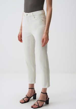 - Jeansy Slim Fit