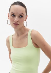 OXXO STRETCH SINGLET - Linne - shadow lime