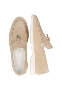 Mocassini in suede beige con accentatura in pelle e dettagli in argento. Punta arrotondata e suola in gomma bianca. Sottile dettaglio di cucitura.