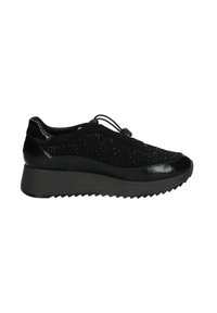 Sneaker nera con tomaia testurizzata, caratterizzata da un mix di materiali opachi e lucidi. Suola spessa e scanalata per maggiore altezza e grip.