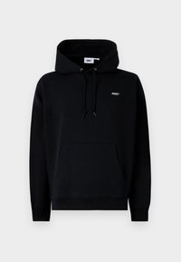 Schwarzer Hoodie aus weichem Stoff mit einer Kängurutasche, verstellbarem Kordelzug an der Kapuze und einem kleinen weißen Logo auf der Brust.