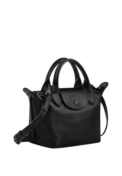 Schwarze Lederhandtasche mit doppelten Obergriffen und einem abnehmbaren Schultergurt. Sie hat abgerundete Kanten, ein geprägtes Logo und einen Klappenverschluss.