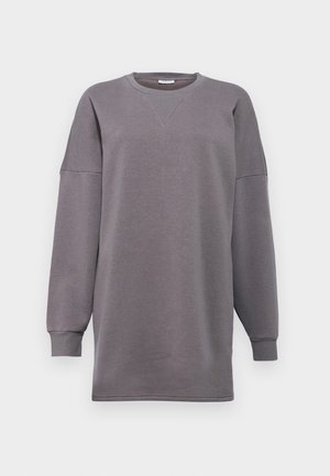 Szürke, oversized pulóver hosszú ujjakkal, kerek nyakkivágással és finom varrással az elején. Puha, texturált anyagból készült.