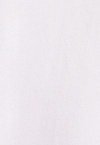 Witte katoenen stof met een zachte, gladde textuur en een fijn gebreid patroon. Geen zichtbare patronen of versieringen.