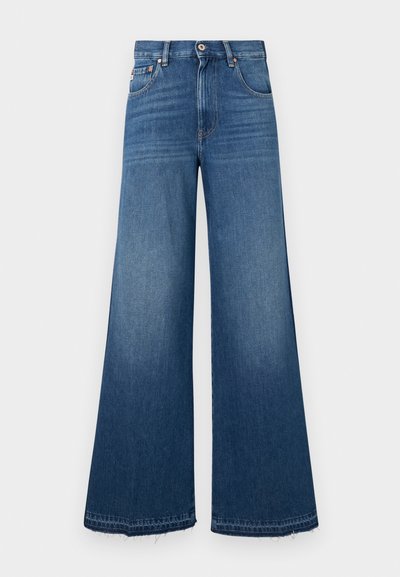 Jean en denim à jambes larges de couleur bleu foncé, présentant une taille haute, cinq poches et un ourlet effiloché pour un look décontracté et une coupe relaxée.