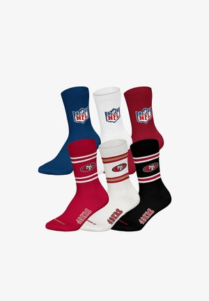 Sechs Paar Sportsocken, drei mit NFL-Logo in Blau, Weiß und Rot, und drei mit San Francisco 49ers-Logo in Rot, Weiß und Schwarz mit Streifen.